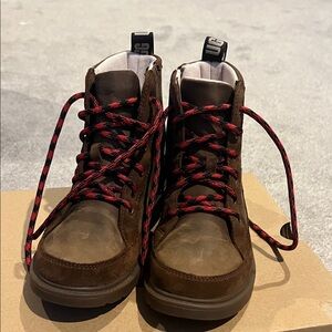 UGG Men's Chocolate Boots with Red-Black Laces
